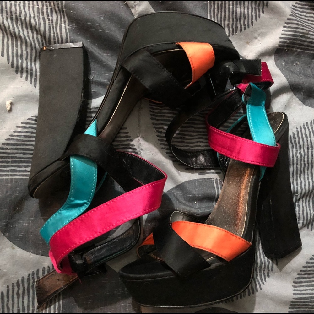 2Bebe satin tropical platform sandals size 6.5